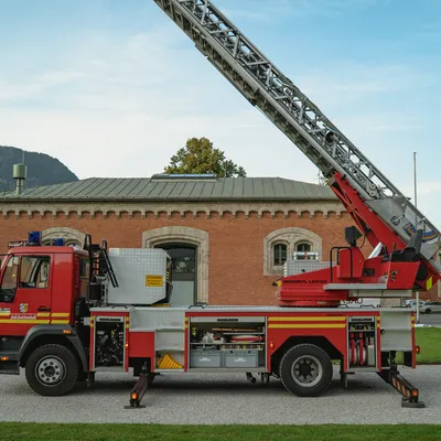 Drehleiter mit Korb 23/12 CC